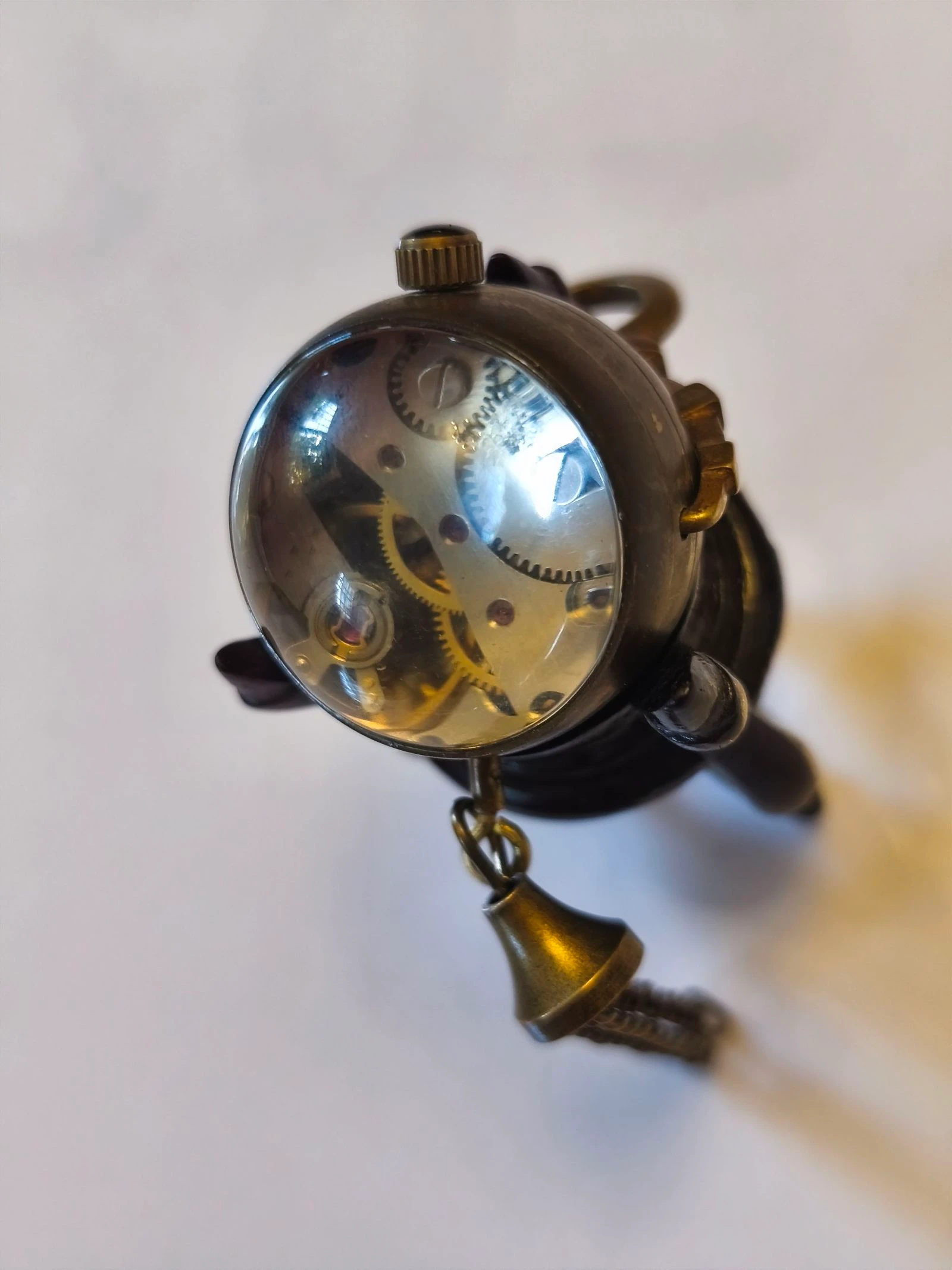 Relógio miniatura de corda antigo sobre base de madeira – photo 9